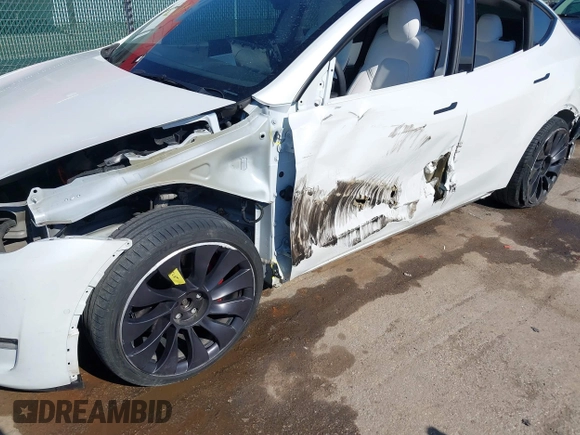 2021 Tesla Model Y Performance with VIN 5YJYGDEF8MF246658, listed as a IAAI auction lot 41679793 with 28,015 mi miles and . Bid and sale history available at DreamBid. Image 6.