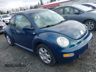 2002 Volkswagen New Beetle Coupe GLS with VIN 3VWCD21C52M427614, listed as a IAAI auction lot 41754238 with 194,718 mi miles. Bid and sale history available at carsss.com. Image 1.