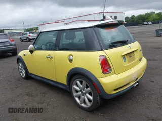 2005 MINI Hardtop S z VIN WMWRE33505TL10590, wystawiony jako IAAI lot #42329906 z przebiegiem 202 395 mil mil oraz . Historia ofert i sprzedaży dostępna na DreamBid. Obrazek 3.