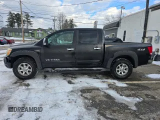 2005 Nissan Titan LE with VIN 1N6AA07B85N550031, listed as a Copart auction lot 43530985 with 165,496 mi miles and Clean Title. Bid and sale history available at carsss.com. Image 2.