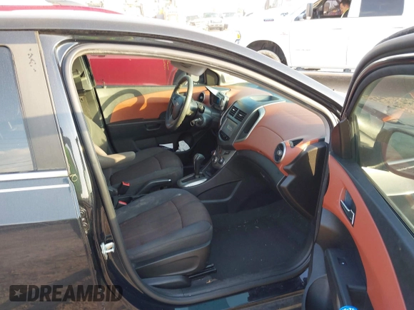 2014 Chevrolet Sonic LT z VIN 1G1JC5SB2E4223141, wystawiony jako IAAI lot #41872526 z przebiegiem 154 026 mil mil oraz . Historia ofert i sprzedaży dostępna na DreamBid. Obrazek 5.