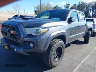 2018 Toyota Tacoma SR5 z VIN 3TMAZ5CN0JM077058, wystawiony jako IAAI lot #41685472 z przebiegiem 37 945 mil mil oraz . Historia ofert i sprzedaży dostępna na DreamBid. Obrazek 20.