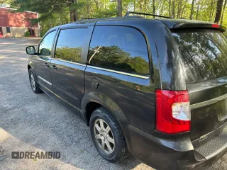 2013 Chrysler Town & Country Touring z VIN 2C4RC1BGXDR577662, wystawiony jako Copart lot #57900485 z przebiegiem 149 361 mil mil oraz Czysty tytuł • Clean title. Historia ofert i sprzedaży dostępna na DreamBid. Obrazek 3.