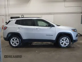 2024 Jeep Compass Latitude z VIN 3C4NJDBN5RT116961, wystawiony jako IAAI lot #42661118 z przebiegiem 24 175 mil mil oraz . Historia ofert i sprzedaży dostępna na DreamBid. Obrazek 14.