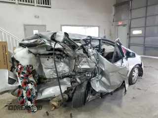 2015 Honda Fit LX with VIN 3HGGK5H53FM748495, listed as a Copart auction lot 86590994 with 124,000 mi miles and Salvage Title. Bid and sale history available at carsss.com. Image 3.