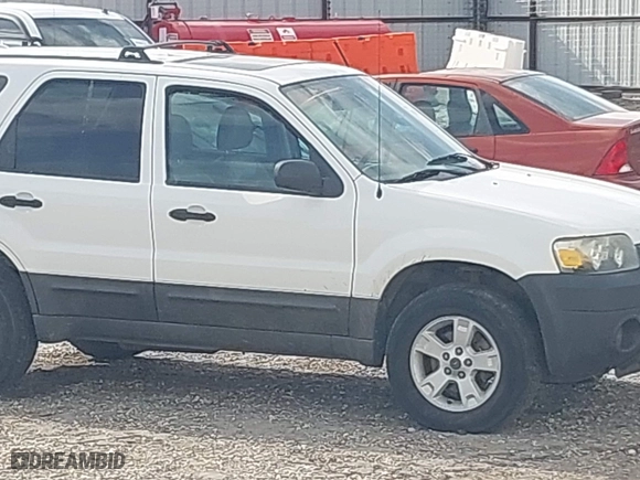 2005 Ford Escape XLT with VIN 1FMYU93145KE08055, listed as a IAAI auction lot 42004705 with 205,729 mi miles. Bid and sale history available at carsss.com. Image 6.