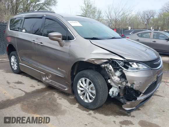 2017 Chrysler Pacifica Touring L with VIN 2C4RC1BG9HR831786, listed as a IAAI auction lot 41928645 with 37,811 mi miles and . Bid and sale history available at DreamBid. Image 1.