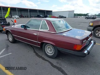 1985 Mercedes-Benz 380 z VIN WDBBA45C0FA026342, wystawiony jako IAAI lot #42197536 z przebiegiem 116 373 mil mil oraz . Historia ofert i sprzedaży dostępna na DreamBid. Obrazek 3.