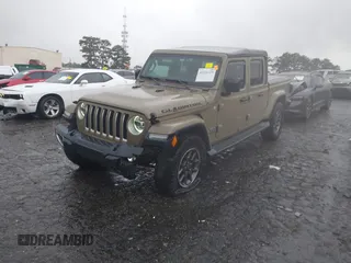 2020 Jeep Gladiator Overland z VIN 1C6HJTFG0LL160699, wystawiony jako IAAI lot #42326325 z przebiegiem 65 639 mil mil oraz . Historia ofert i sprzedaży dostępna na DreamBid. Obrazek 2.