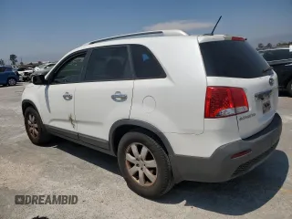 2013 Kia Sorento LX z VIN 5XYKT3A66DG400097, wystawiony jako Copart lot #60937305 z przebiegiem 177 284 mil mil oraz Czysty tytuł • Clean title. Historia ofert i sprzedaży dostępna na DreamBid. Obrazek 2.
