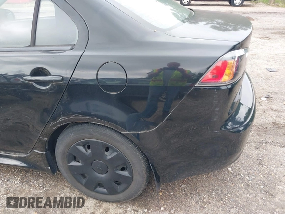 2011 Mitsubishi Lancer ES z VIN JA32U2FU0BU043024, wystawiony jako IAAI lot #42367152 z przebiegiem 167 655 mil mil oraz . Historia ofert i sprzedaży dostępna na DreamBid. Obrazek 16.
