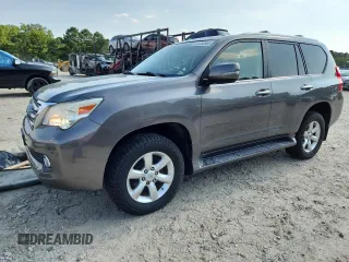 2010 Lexus GX 460 z VIN JTJBM7FX8A5007757, wystawiony jako Copart lot #63133295 z przebiegiem 103 607 mil mil oraz Szkoda całkowita • Salvage title. Historia ofert i sprzedaży dostępna na DreamBid. Obrazek 1.