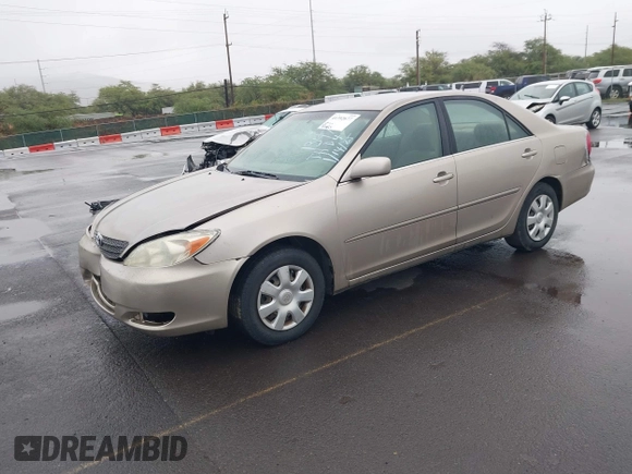 2002 Toyota Camry LE z VIN JTDBE32KX20022844, wystawiony jako IAAI lot #41392677 z przebiegiem 155 533 mil mil oraz . Historia ofert i sprzedaży dostępna na DreamBid. Obrazek 2.