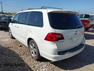 2011 Volkswagen Routan z VIN 2V4RW5DGXBR691854, wystawiony jako IAAI lot #42348045 z przebiegiem 171 002 mil mil oraz . Historia ofert i sprzedaży dostępna na DreamBid. Obrazek 3.