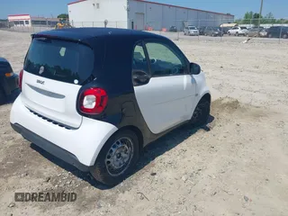 2016 Smart fortwo Passion z VIN WMEFJ5DA6GK078340, wystawiony jako IAAI lot #42140363 z przebiegiem 114 647 mil mil oraz . Historia ofert i sprzedaży dostępna na DreamBid. Obrazek 4.