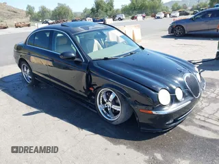 2004 Jaguar S-Type z VIN SAJEA01T44FN11209, wystawiony jako IAAI lot #42003221 z przebiegiem 131 662 mil mil oraz . Historia ofert i sprzedaży dostępna na DreamBid. Obrazek 1.