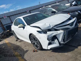 2020 Toyota Camry SE z VIN 4T1G11AK7LU878826, wystawiony jako IAAI lot #41816180 z przebiegiem 52 140 mil mil oraz . Historia ofert i sprzedaży dostępna na DreamBid. Obrazek 1.