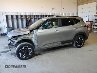 2024 Kia Seltos EX z VIN KNDERCAA4R7661040, wystawiony jako Copart lot #49389835 z przebiegiem 8 373 mil mil oraz Szkoda całkowita • Salvage title. Historia ofert i sprzedaży dostępna na DreamBid. Obrazek 1.