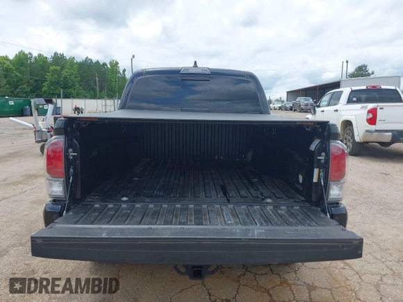 2020 Toyota Tacoma SR5 z VIN 3TMAZ5CN8LM138501, wystawiony jako IAAI lot #42321412 z przebiegiem 81 806 mil mil oraz . Historia ofert i sprzedaży dostępna na DreamBid. Obrazek 16.