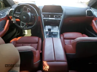 2022 BMW M8 Competition z VIN WBSAE0C08NCK00673, wystawiony jako Copart lot #61285334 z przebiegiem Nie podano mil oraz Szkoda całkowita • Salvage title. Historia ofert i sprzedaży dostępna na DreamBid. Obrazek 8.