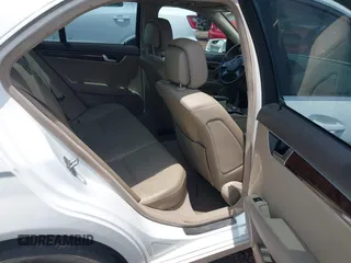 2013 Mercedes-Benz C 300 Sport z VIN WDDGF8AB1DR256537, wystawiony jako IAAI lot #42356297 z przebiegiem 111 496 mil mil oraz . Historia ofert i sprzedaży dostępna na DreamBid. Obrazek 8.