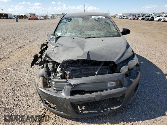 2014 Chevrolet Sonic LS z VIN 1G1JA5SH0E4131777, wystawiony jako Copart lot #65558225 z przebiegiem 136 704 mil mil oraz Szkoda całkowita • Salvage title. Historia ofert i sprzedaży dostępna na DreamBid. Obrazek 5.