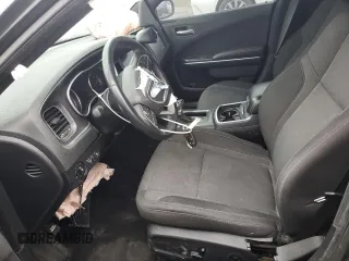 2015 Dodge Charger SXT z VIN 2C3CDXHG4FH844496, wystawiony jako Copart lot #86100084 z przebiegiem 110 090 mil mil oraz Szkoda całkowita • Salvage title. Historia ofert i sprzedaży dostępna na DreamBid. Obrazek 7.