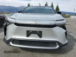 2023 Toyota bZ4X XLE z VIN JTMABACA7PA025037, wystawiony jako Copart lot #47398195 z przebiegiem 11 437 mil mil oraz Szkody całkowita. Historia ofert i sprzedaży dostępna na DreamBid. Obrazek 5.