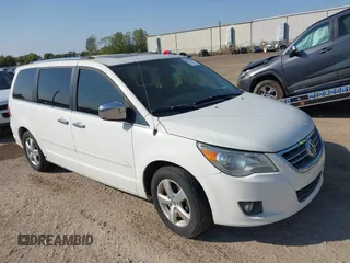 2011 Volkswagen Routan z VIN 2V4RW6DGXBR645821, wystawiony jako IAAI lot #40499038 z przebiegiem 229 962 mil mil oraz . Historia ofert i sprzedaży dostępna na DreamBid. Obrazek 1.