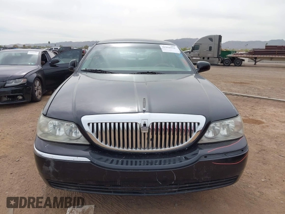 2008 Lincoln Town Car z VIN 2LNHM85WX8X636193, wystawiony jako IAAI lot #41916910 z przebiegiem Nie podano mil oraz . Historia ofert i sprzedaży dostępna na DreamBid. Obrazek 6.