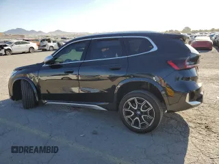 2024 BMW X1 xDrive28i z VIN WBX73EF02R5Z31516, wystawiony jako Copart lot #52913595 z przebiegiem Nie podano mil oraz Szkody całkowita. Historia ofert i sprzedaży dostępna na DreamBid. Obrazek 2.