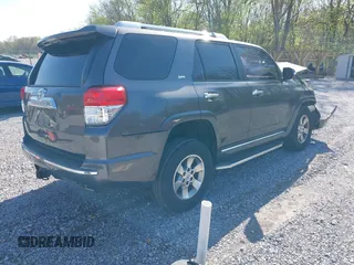 2013 Toyota 4Runner SR5 z VIN JTEZU5JR8D5053197, wystawiony jako IAAI lot #41973107 z przebiegiem 217 750 mil mil oraz . Historia ofert i sprzedaży dostępna na DreamBid. Obrazek 4.