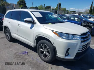 2018 Toyota Highlander LE z VIN 5TDZZRFH2JS278492, wystawiony jako IAAI lot #39094360 z przebiegiem 44 531 mil mil oraz . Historia ofert i sprzedaży dostępna na DreamBid. Obrazek 1.