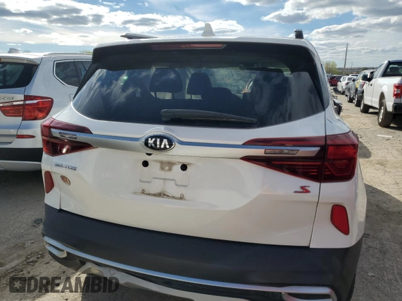 2021 Kia Seltos S z VIN KNDEUCAAXM7168129, wystawiony jako Copart lot #49223734 z przebiegiem 89 138 mil mil oraz Szkoda całkowita • Salvage title. Historia ofert i sprzedaży dostępna na DreamBid. Obrazek 6.
