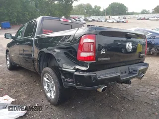 2019 Ram 1500 Big Horn z VIN 1C6SRFFT3KN858854, wystawiony jako IAAI lot #42274337 z przebiegiem 91 689 mil mil oraz . Historia ofert i sprzedaży dostępna na DreamBid. Obrazek 3.