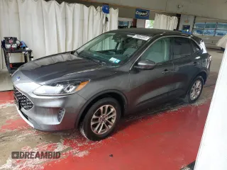 2020 Ford Escape SE z VIN 1FMCU9G61LUA27507, wystawiony jako Copart lot #62779125 z przebiegiem 138 656 mil mil oraz Czysty tytuł • Clean title. Historia ofert i sprzedaży dostępna na DreamBid. Obrazek 1.