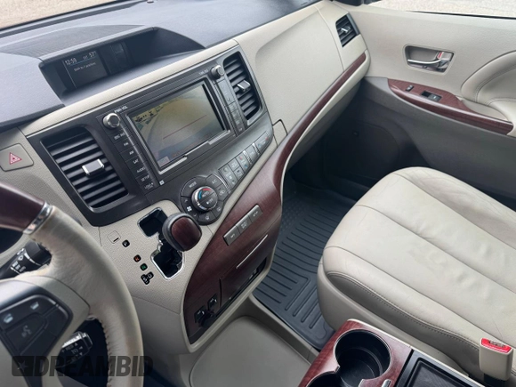 2013 Toyota Sienna XLE с VIN 5TDDK3DC3DS058382, выставлен на аукционе Copart как лот 61403895 с пробегом 276 065 миль миль и Чистый • Clean title. История ставок и продаж доступна на DreamBid. Изображение 10.