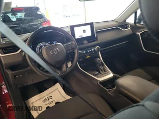 2023 Toyota RAV4 Hybrid LE z VIN 4T3LWRFV3PU096313, wystawiony jako IAAI lot #42841645 z przebiegiem 19 678 mil mil oraz . Historia ofert i sprzedaży dostępna na DreamBid. Obrazek 4.