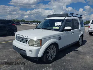 2011 Land Rover LR4 HSE z VIN SALAG2D47BA570625, wystawiony jako IAAI lot #42262798 z przebiegiem 131 107 mil mil oraz . Historia ofert i sprzedaży dostępna na DreamBid. Obrazek 2.
