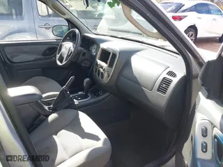 2006 Ford Escape XLT with VIN 1FMYU03176KB00200, listed as a IAAI auction lot 40928186 with 211,864 mi miles. Bid and sale history available at carsss.com. Image 5.
