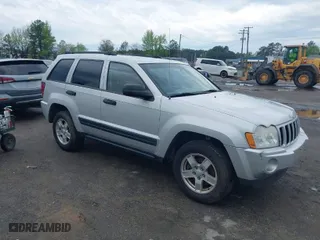 2005 Jeep Grand Cherokee Laredo with VIN 1J4GS48K75C644259, listed as a IAAI auction lot 42044878 with 250,841 mi miles. Bid and sale history available at carsss.com. Image 1.