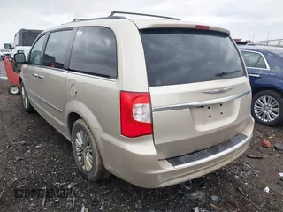 2016 Chrysler Town & Country Touring z VIN 2C4RC1CG5GR166771, wystawiony jako IAAI lot #41715807 z przebiegiem 121 652 mil mil oraz . Historia ofert i sprzedaży dostępna na DreamBid. Obrazek 3.