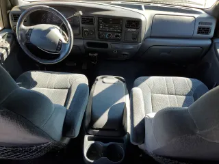 2000 Ford Excursion XLT z VIN 1FMNU41S8YED96108, wystawiony jako Copart lot #89351655 z przebiegiem 141 351 mil mil oraz Szkoda całkowita • Salvage title. Historia ofert i sprzedaży dostępna na DreamBid. Obrazek 8.