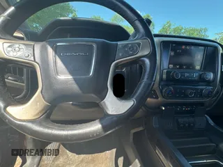 2015 GMC Sierra 2500HD Denali z VIN 1GT120E88FF102231, wystawiony jako Copart lot #60239065 z przebiegiem 305 655 mil mil oraz Czysty tytuł • Clean title. Historia ofert i sprzedaży dostępna na DreamBid. Obrazek 9.