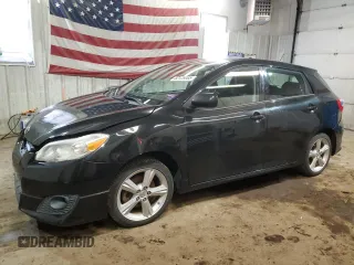 2010 Toyota Matrix S z VIN 2T1LE4EEXAC018359, wystawiony jako Copart lot #52128965 z przebiegiem 135 834 mil mil oraz Szkoda całkowita • Salvage title. Historia ofert i sprzedaży dostępna na DreamBid. Obrazek 1.