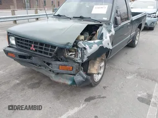 1992 Mitsubishi Mighty Max z VIN JA7FL24W5NP011633, wystawiony jako IAAI lot #41864873 z przebiegiem 301 895 mil mil oraz . Historia ofert i sprzedaży dostępna na DreamBid. Obrazek 6.