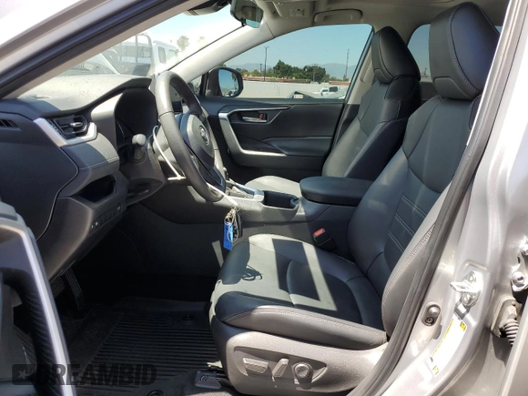2024 Toyota RAV4 XLE Premium z VIN 2T3C1RFV8RC263882, wystawiony jako Copart lot #63328475 z przebiegiem 11 788 mil mil oraz Szkoda całkowita • Salvage title. Historia ofert i sprzedaży dostępna na DreamBid. Obrazek 7.