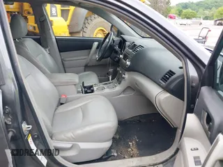 2011 Toyota Highlander z VIN 5TDBK3EH3BS085242, wystawiony jako IAAI lot #42325191 z przebiegiem 200 001 mil mil oraz . Historia ofert i sprzedaży dostępna na DreamBid. Obrazek 5.