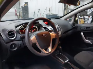 2011 Ford Fiesta SE z VIN 3FADP4BJ7BM132611, wystawiony jako IAAI lot #41931003 z przebiegiem 120 888 mil mil oraz . Historia ofert i sprzedaży dostępna na DreamBid. Obrazek 17.