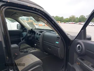 2007 Dodge Nitro SXT z VIN 1D8GU28K97W727361, wystawiony jako IAAI lot #42142970 z przebiegiem 144 579 mil mil oraz . Historia ofert i sprzedaży dostępna na DreamBid. Obrazek 5.